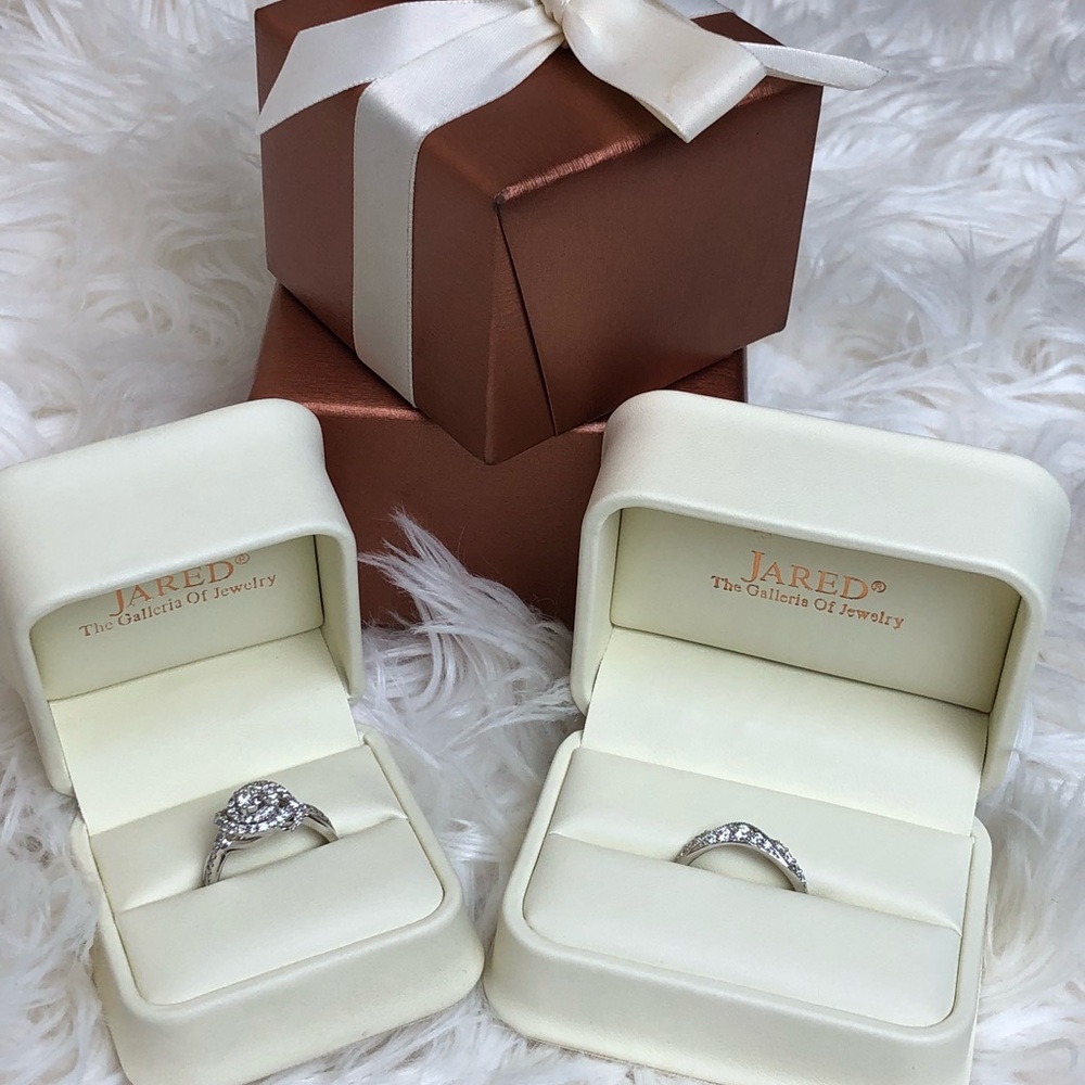 Bridal Ring Set - Engagement ring and Wedding band